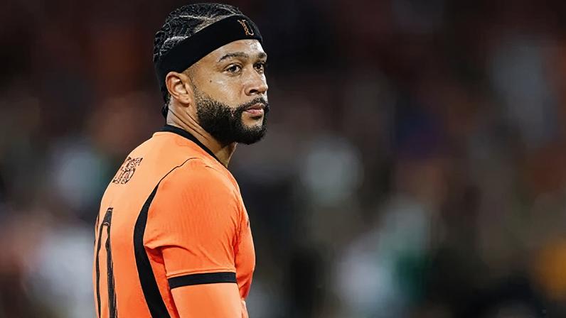 Memphis Depay durante o amistoso contra a Argélia