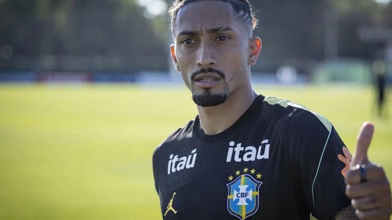 Raphinha no treino da seleção brasileira para a Copa do Mundo (Ira L. Black/Getty Images)
