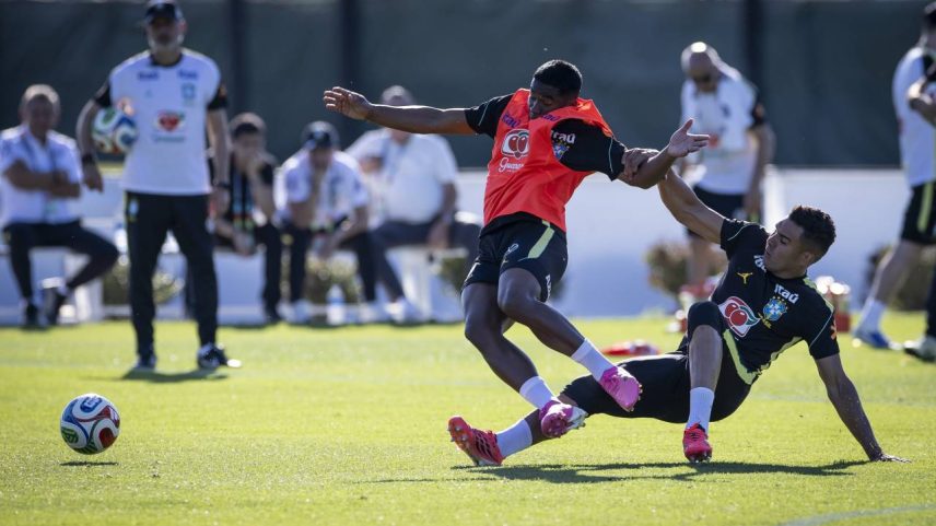 Casemiro dá carrinho em Endrick durante treino (Ira L. Black/Getty Images)
