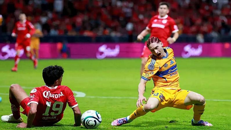 Marcelo Flores, do Tigres, reage após sofrer lesão durante a final da Copa dos Campeões da Concacaf, contra o Toluca - (Hector Vivas/Getty Images)