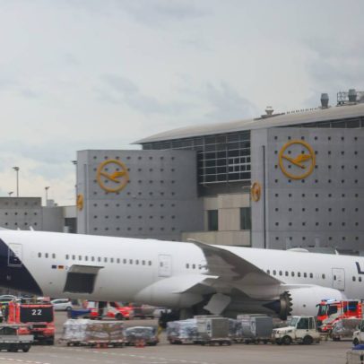 Trem de pouso de avião colapsa em Frankfurt e deixa feridos no aeroporto