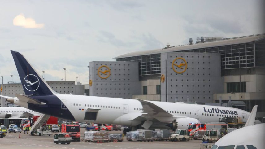 Um Boeing 787, operado pela Deutsche Lufthansa AG, com o trem de pouso dianteiro colapsado, estacionado em um portão do Aeroporto de Frankfurt, na Alemanha, na quinta-feira, 4 de junho de 2026. A aeronave sofreu o colapso do trem de pouso dianteiro enquanto estava estacionada, o que provavelmente causou danos à aeronave, que era praticamente nova de fábrica