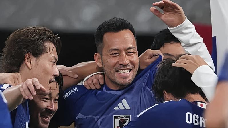 Seleção do Japão comemora gol contra a Islândia na despedida antes da viagem para a Copa do Mundo