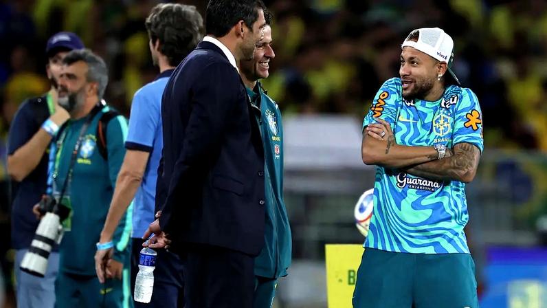 Neymar conversa com Samir Xaud, presidente da CBF (Wagner Meier/Getty Images)