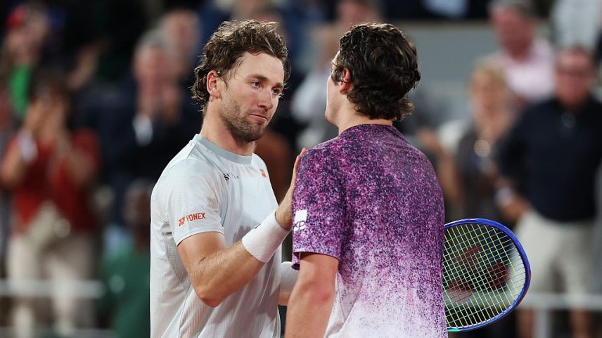 Ruud, da Noruega (à esquerda), e João Fonseca (à direita) apertam as mãos na rede após a partida da quarta rodada do torneio de simples masculino, em Roland Garros - (Clive Brunskill/Divulgação)
