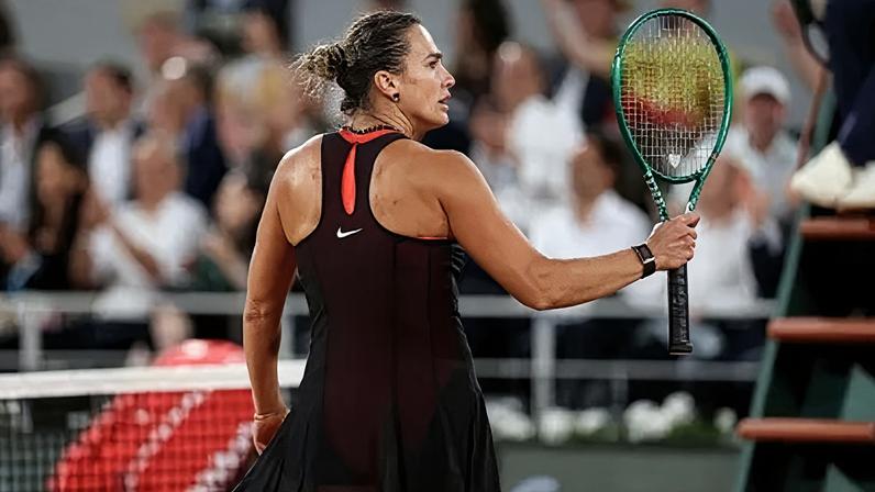 Aryna Sabalenka celebra vitória contra e segue em busca do seu primeiro título de Roland Garros