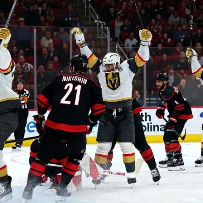 Golden Knights vencem Hurricanes em virada no jogo 1 da Stanley Cup