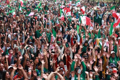 Mexicanos quebram recorde da maior Ola do mundo