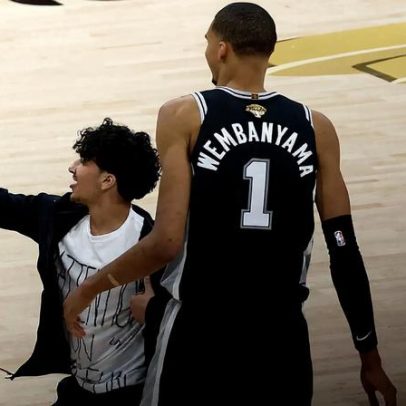 Torcedor invade quadra em Spurs-Knicks e tenta selfie com Wembanyama