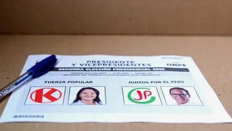 Visão detalhada da cédula durante o segundo turno das eleições de 2026, em 7 de junho de 2026, em Lima, Peru. Keiko Fujimori, candidata à presidência pelo partido Força Popular, e Roberto Sánchez, candidato à presidência pelo partido Juntos pelo Peru, lideraram as pesquisas e hoje têm a oportunidade de governar o país no período de 2026-2031. (Foto de Raul Sifuentes/Getty Images)