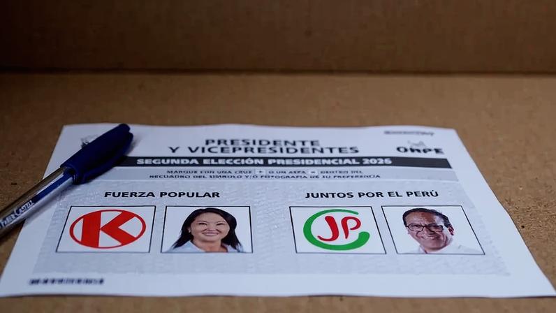 Cédula do segundo turno das eleições no Peru mostra Keiko Fujimori (esq.), candidata conservadora do partido Força Popular, e Roberto Sánchez, esquerdista do partido Juntos pelo Peru. 07/06/2026 - (Raul Sifuentes/Getty Images)