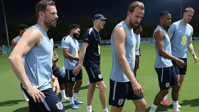 Jogadores da seleção inglesa indo para o treino