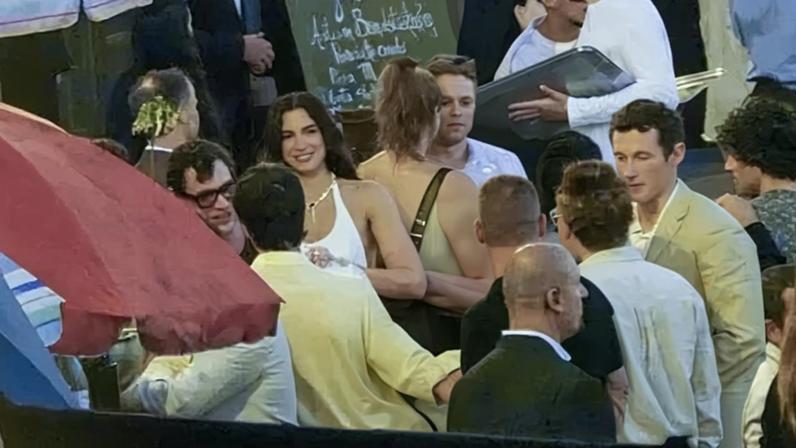Dua Lipa e Callum Turner em recepção de abertura de seu casamento na Itália