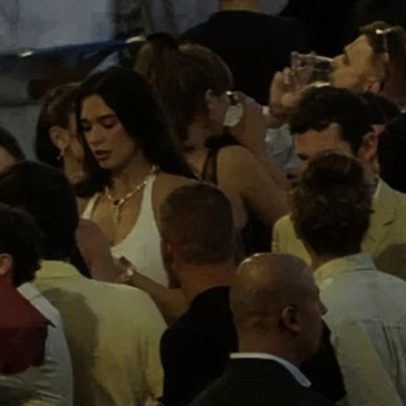 Dua Lipa usa vestido Bottega Veneta em recepção de casamento na Itália