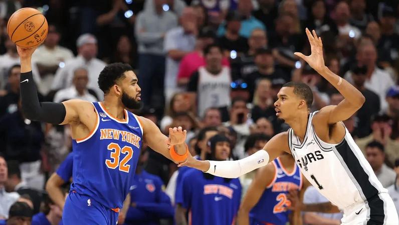 Karl-Anthony Towns e Victor Wembanyama durante o jogo 2
