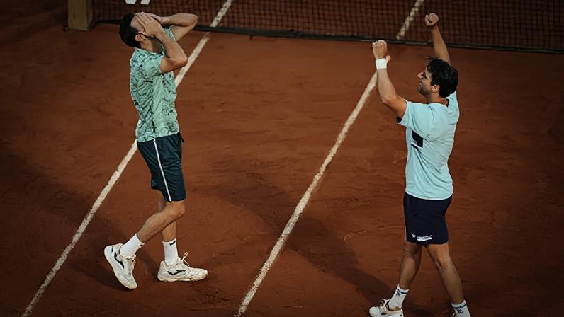 Marcel Granollers of Spain e Horacio Zeballos celebram título de Roland Garros