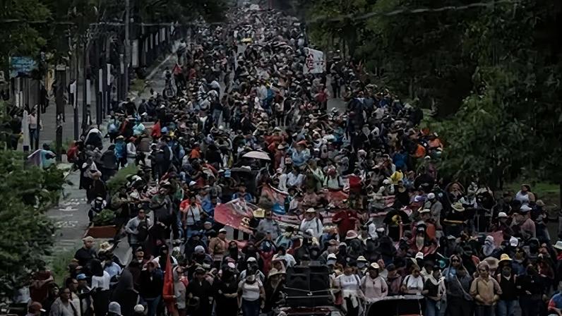Professores de vários estados mexicanos e membros de organizações sociais marcham até o Estádio Azteca para protestar por melhores condições de trabalho