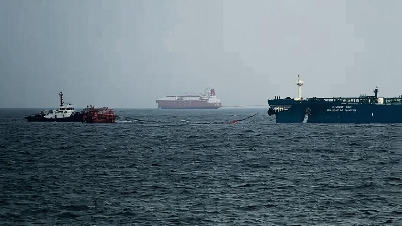 ULSAN, COREIA DO SUL - 10 DE JUNHO: O petroleiro Universal Winner, descrito como o primeiro navio sul-coreano a sair do Estreito de Ormuz após ficar retido ali desde o início do conflito no Oriente Médio, chega ao porto de Ulsan, Coreia do Sul, em 10 de junho de 2026, para descarregar petróleo bruto. (Foto de Hwawon Ceci Lee/Anadolu via Getty Images)