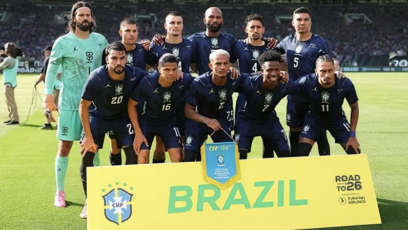 Jogadores da Seleção Brasileira em amistoso contra o Egito