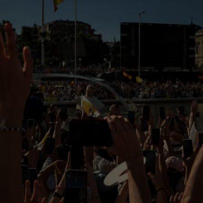 Papa Francisco critica polarização e atrai multidão na visita à Espanha ateia