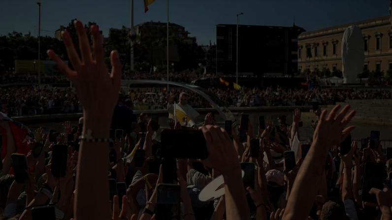 Papa Francisco critica polarização e atrai multidão na visita à Espanha ateia