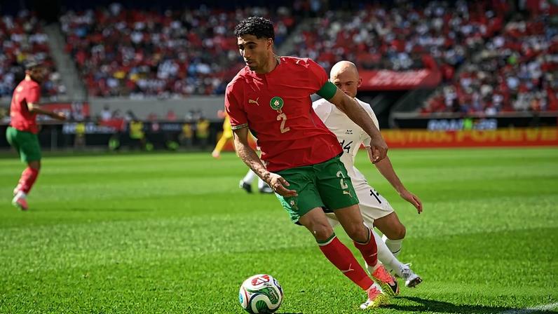 Achraf Hakimi, craque do Marrocos, durante o empate em 1 a 1 com a Noruega (Stephen Nadler/ISI Photos/ISI Photos/Getty Images)