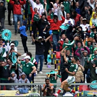 México reacende paixão pelo futebol, mas pausas para hidratação geram polêmica