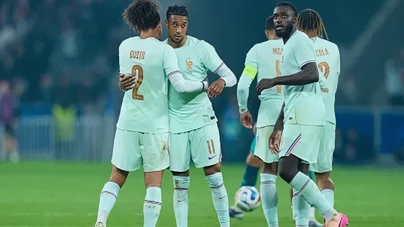 Olise comemora seu gol no amistoso entre França x Irlanda do Norte