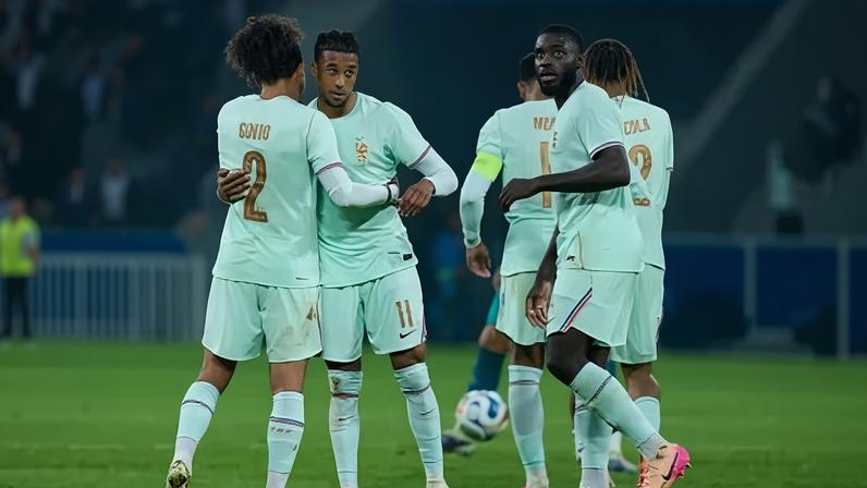 Olise comemora seu gol no amistoso entre França x Irlanda do Norte