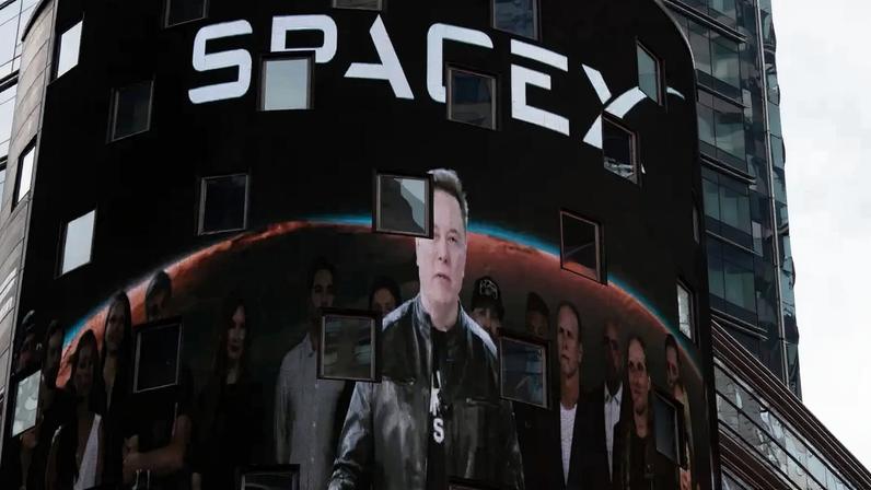 Elon Musk aparece em telão na Nasdaq durante a abertura de capital da SpaceX, maior IPO da história (Getty/Getty Images)