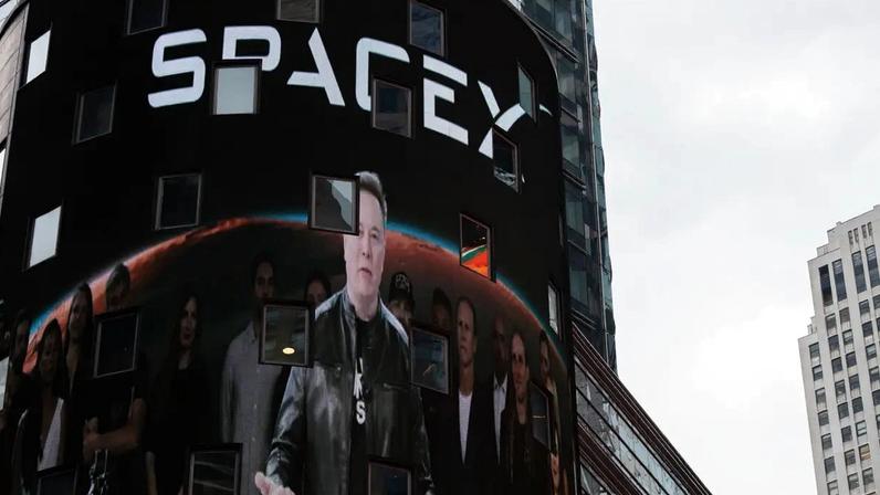 Elon Musk aparece em telão na Nasdaq durante a abertura de capital da SpaceX, maior IPO da história