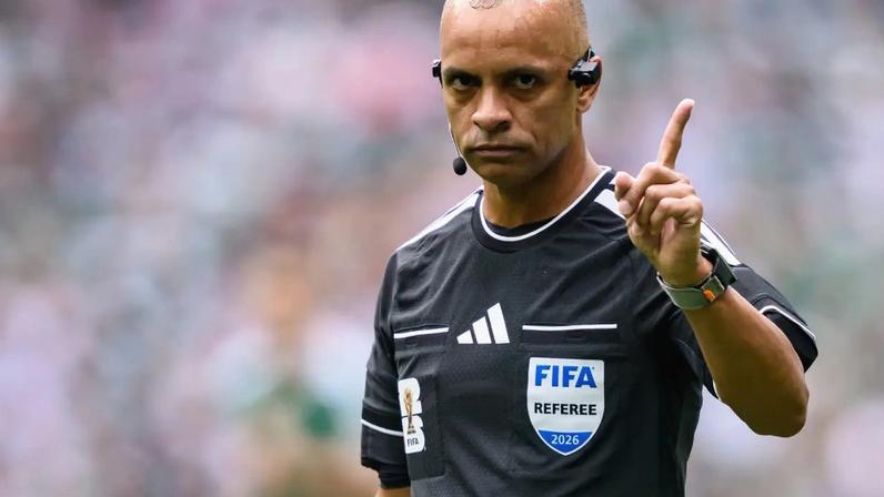 O árbitro brasileiro Wilton Pereira Sampaio na abertura da Copa do Mundo de 2026 (Tom Weller/picture alliance via/Getty Images)