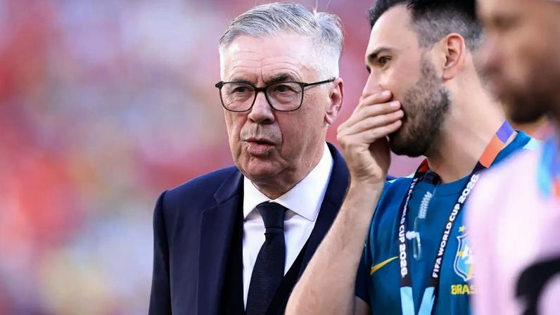 Carlo Ancelotti e o filho, Davide Ancelotti, em jogo do Brasil contra Marrocos na Copa do Mundo (Marc Atkins/Getty Images)