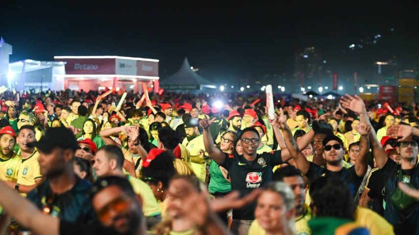 Torcida brasileira assistindo ao primeiro jogo da Copa em Copacabana
