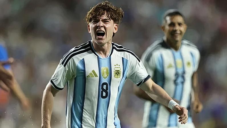 Barco comemora o primeiro gol da Argentina