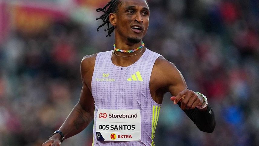 Alison dos Santos, da equipe brasileira, comemora a vitória após a final dos 400 metros com barreiras masculino, durante os Jogos Bislett de Oslo - (Sona Maleterova/Getty Images)