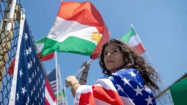 Mehrzad Mozhdekanloo protesta contra as restrições da Fifa ao exibir a bandeira iraniana pré-revolução no domingo (14), Califórnia
