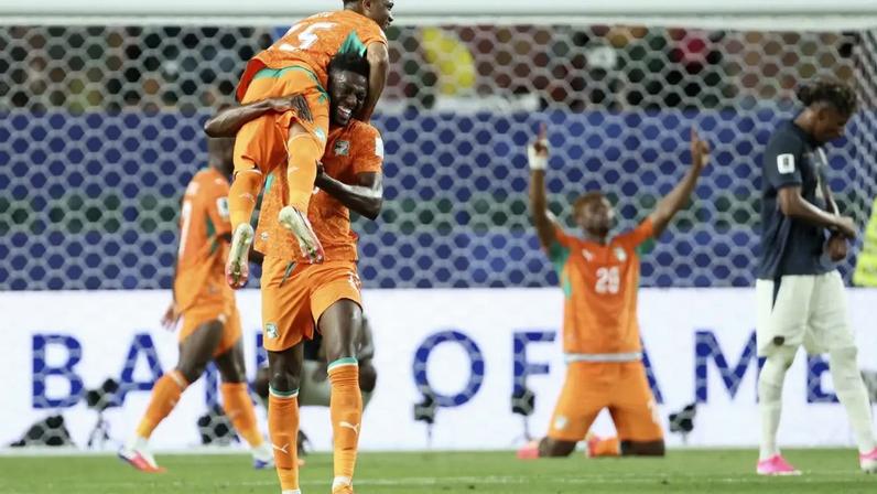 Amad Diallo e Ibrahim Sangare comemoram gol da Costa do Marfim (Richard Sellers/Sportsphoto/Allstar/Getty Images)