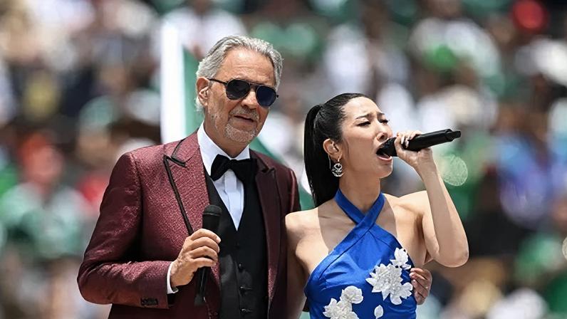 Andrea Bocelli se apresenta ao lado da cantora Ejae na abertura da Copa do Mundo 2026