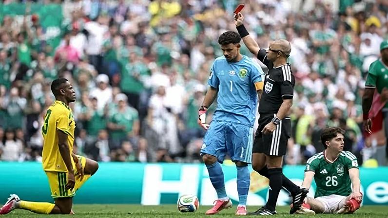 Wilton Sampaio expulsa Sphephelo Sithole, da África do Sul, após falta em jogador mexicano