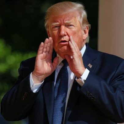 Trump ridiculariza Zuckerberg e Bezos ao exibir mensagens bajulatórias