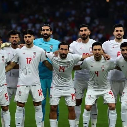 Bandeiras pré-revolucionárias aparecem; hino é vaiado na estreia do Irã na Copa