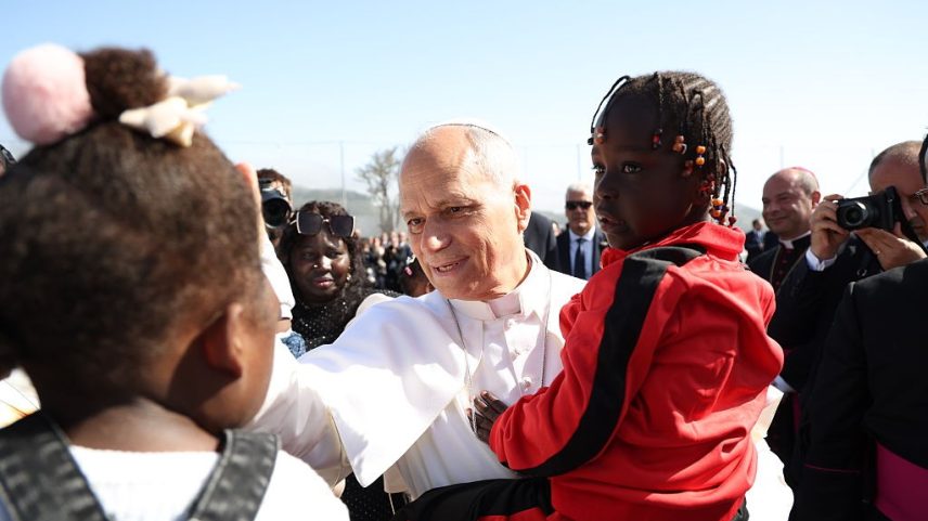 O papa Leão XIV durante um encontro com imigrantes no centro de acolhimento Las Raices, em Tenerife, Ilhas Canárias, durante visita à Espanha. 12/06/2026 - (Alejandro J. Rosa/ACFI/Europa Press/Pool/Getty Images)