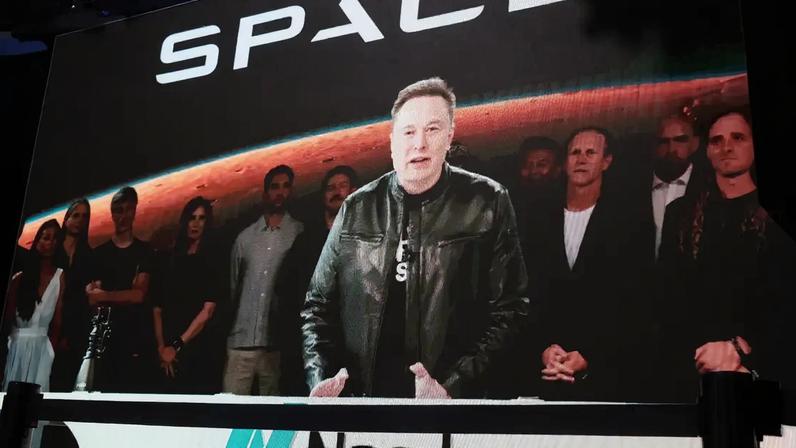 Elon Musk participa por vídeo da cerimônia de abertura de capital da SpaceX na Nasdaq, em Nova York, na maior oferta pública inicial de ações da história. (Getty/Getty Images)