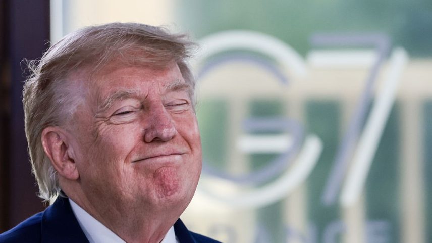 O presidente dos EUA, Donald Trump, participa de um almoço de trabalho com líderes do G7 e do Oriente Médio, em Evian, França. 16/06/2026 - (Evelyn Hockstein/Getty Images)