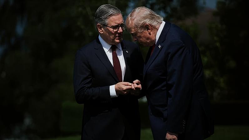 EVIAN-LES-BAINS, FRANÇA - 16 DE JUNHO: O presidente dos EUA, Donald Trump, e o primeiro-ministro britânico, Keir Starmer, conversam enquanto aguardam para uma foto oficial durante a cúpula do G7 em 16 de junho de 2026 em Evian-les-Bains, França. Os líderes dos países do Grupo dos Sete (G7) reuniram-se em Evian, França, perto da fronteira com a Suíça, para sua cúpula anual, com o objetivo de discutir os desafios à paz e à segurança na Ucrânia e na Europa, a situação no Oriente Médio e outras questões geopolíticas. (Foto de Isabel Infantes - Pool/Getty Images)
