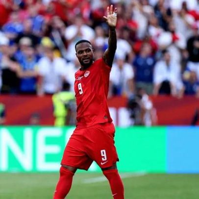 Larin empata para o Canadá contra a Bósnia poucos minutos após entrar