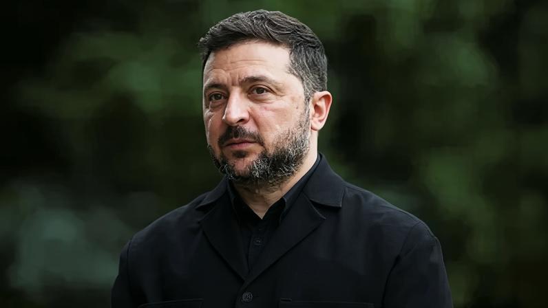 EVIAN-LES-BAINS, FRANÇA - 16 DE JUNHO: O presidente ucraniano Volodymyr Zelensky durante uma reunião com o primeiro-ministro britânico Keir Starmer à margem da cúpula do G7 em 16 de junho de 2026 em Evian-les-Bains, França. Os líderes dos países do Grupo dos Sete (G7) reuniram-se em Evian, França, perto da fronteira com a Suíça, para sua cúpula anual, com o objetivo de discutir os desafios à paz e à segurança da Ucrânia e da Europa, a situação no Oriente Médio e outras questões geopolíticas. (Foto de Isabel Infantes - Pool/Getty Images)