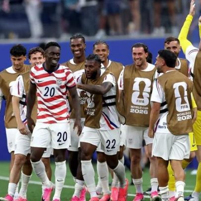 EUA goleia Paraguai na estreia da Copa com gols brasileiros