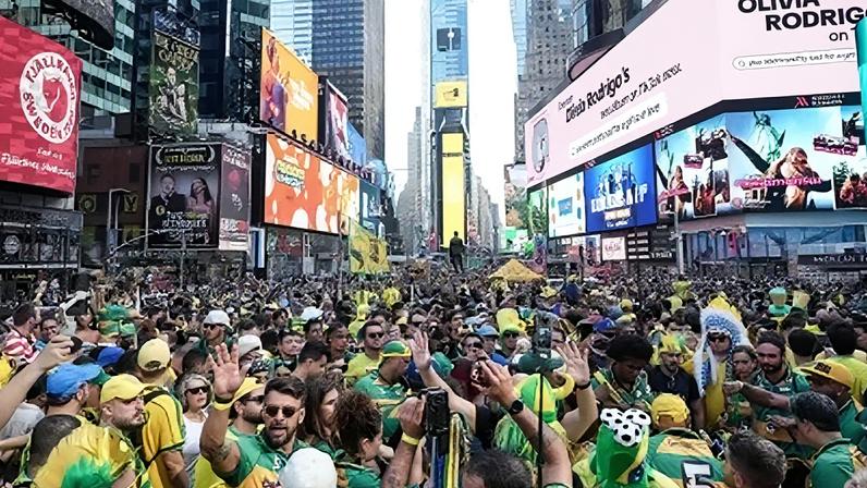 Torcida brasileira na Times Square antes da partida entre Brasil e Marrocos